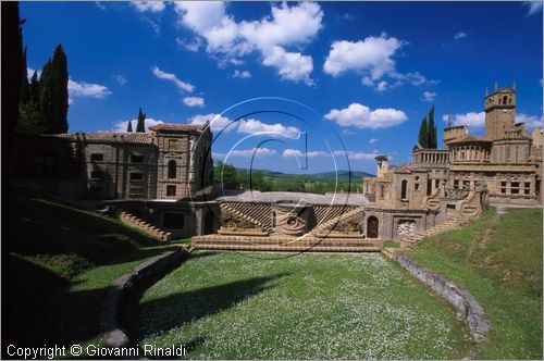 "LA SCARZUOLA E LA CITTA' BUZZIANA"
Montegabbione (TR)
A fianco del convento Francescano della Scarzuola, l'architetto Tommaso Buzzi nel 1956 progett ed edific la sua "Citt Ideale", concepita come una Grande Macchina Teatrale piena di simbolismi ed allegorie.
Il Teatro all'Antica o Anfiteatro Superiore, al centro il Vascello (palcosceanico)