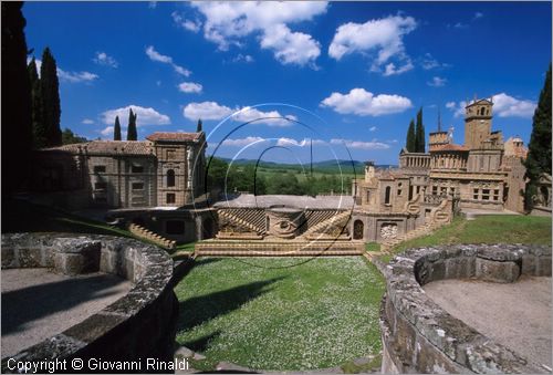 "LA SCARZUOLA E LA CITTA' BUZZIANA"
Montegabbione (TR)
A fianco del convento Francescano della Scarzuola, l'architetto Tommaso Buzzi nel 1956 progett ed edific la sua "Citt Ideale", concepita come una Grande Macchina Teatrale piena di simbolismi ed allegorie.
Il Teatro all'Antica o Anfiteatro Superiore, al centro il Vascello (palcosceanico)