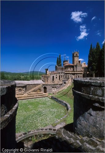 "LA SCARZUOLA E LA CITTA' BUZZIANA"
Montegabbione (TR)
A fianco del convento Francescano della Scarzuola, l'architetto Tommaso Buzzi nel 1956 progett ed edific la sua "Citt Ideale", concepita come una Grande Macchina Teatrale piena di simbolismi ed allegorie.
Il Teatro all'Antica o Anfiteatro Superiore, al centro il Vascello (palcosceanico) e in alto a destra l'Acropoli