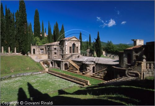 "LA SCARZUOLA E LA CITTA' BUZZIANA"
Montegabbione (TR)
A fianco del convento Francescano della Scarzuola, l'architetto Tommaso Buzzi nel 1956 progett ed edific la sua "Citt Ideale", concepita come una Grande Macchina Teatrale piena di simbolismi ed allegorie.
Il Teatro all'Antica o Anfiteatro Superiore, al centro il Vascello (palcosceanico) e in alto a sinistra il Teatro dell'Arnia