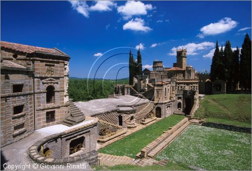 "LA SCARZUOLA E LA CITTA' BUZZIANA"
Montegabbione (TR)
A fianco del convento Francescano della Scarzuola, l'architetto Tommaso Buzzi nel 1956 progett ed edific la sua "Citt Ideale", concepita come una Grande Macchina Teatrale piena di simbolismi ed allegorie.
Il Vascello, palcoscenico del Teatro all'Antica o Anfiteatro Superiore