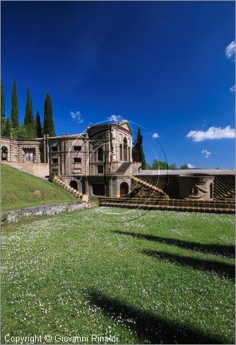 "LA SCARZUOLA E LA CITTA' BUZZIANA"
Montegabbione (TR)
A fianco del convento Francescano della Scarzuola, l'architetto Tommaso Buzzi nel 1956 progett ed edific la sua "Citt Ideale", concepita come una Grande Macchina Teatrale piena di simbolismi ed allegorie.
Il Teatro all'Antica o Anfiteatro Superiore