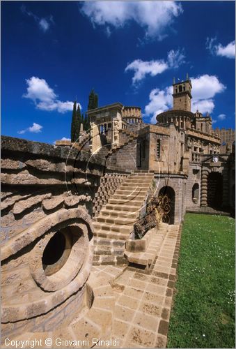 "LA SCARZUOLA E LA CITTA' BUZZIANA"
Montegabbione (TR)
A fianco del convento Francescano della Scarzuola, l'architetto Tommaso Buzzi nel 1956 progettò ed edificò la sua "Città Ideale", concepita come una Grande Macchina Teatrale piena di simbolismi ed allegorie.
Il Vascello, palcoscenico del Teatro all'Antica o Anfiteatro Superiore con l'occhio di Atteone e in alto l'Acropoli