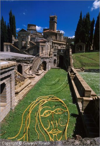 "LA SCARZUOLA E LA CITTA' BUZZIANA"
Montegabbione (TR)
A fianco del convento Francescano della Scarzuola, l'architetto Tommaso Buzzi nel 1956 progettò ed edificò la sua "Città Ideale", concepita come una Grande Macchina Teatrale piena di simbolismi ed allegorie.
Il Vascello, palcoscenico del Teatro all'Antica o Anfiteatro Superiore e in alto l'Acropoli