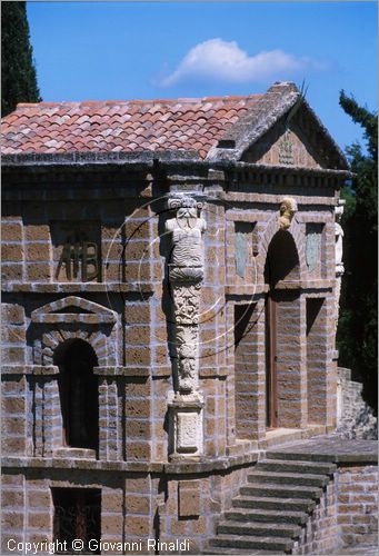 "LA SCARZUOLA E LA CITTA' BUZZIANA"
Montegabbione (TR)
A fianco del convento Francescano della Scarzuola, l'architetto Tommaso Buzzi nel 1956 progett ed edific la sua "Citt Ideale", concepita come una Grande Macchina Teatrale piena di simbolismi ed allegorie.
Il Teatro dell'Arnia