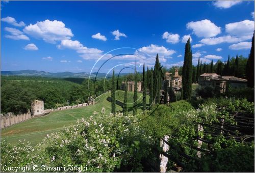 "LA SCARZUOLA E LA CITTA' BUZZIANA"
Montegabbione (TR)
A fianco del convento Francescano della Scarzuola, l'architetto Tommaso Buzzi nel 1956 progett ed edific la sua "Citt Ideale", concepita come una Grande Macchina Teatrale piena di simbolismi ed allegorie.
Il Grande Teatro sull'Erba visto dal Giardino Bianco