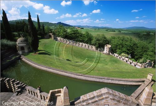 "LA SCARZUOLA E LA CITTA' BUZZIANA"
Montegabbione (TR)
A fianco del convento Francescano della Scarzuola, l'architetto Tommaso Buzzi nel 1956 progett ed edific la sua "Citt Ideale", concepita come una Grande Macchina Teatrale piena di simbolismi ed allegorie.
Il Grande Teatro sull'Erba visto dall'Acropoli