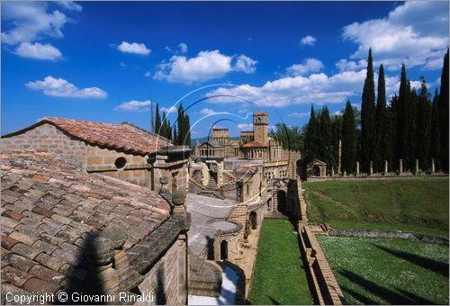 "LA SCARZUOLA E LA CITTA' BUZZIANA"
Montegabbione (TR)
A fianco del convento Francescano della Scarzuola, l'architetto Tommaso Buzzi nel 1956 progett ed edific la sua "Citt Ideale", concepita come una Grande Macchina Teatrale piena di simbolismi ed allegorie.
veduta dal tetto del Teatro dell'Arnia
verso l'Anfiteatro Superiore