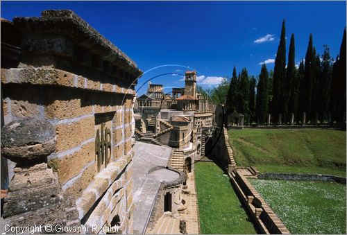 "LA SCARZUOLA E LA CITTA' BUZZIANA"
Montegabbione (TR)
A fianco del convento Francescano della Scarzuola, l'architetto Tommaso Buzzi nel 1956 progett ed edific la sua "Citt Ideale", concepita come una Grande Macchina  Teatrale piena di simbolismi ed allegorie.
veduta dal tetto del Teatro dell'Arnia
verso l'Anfiteatro Superiore