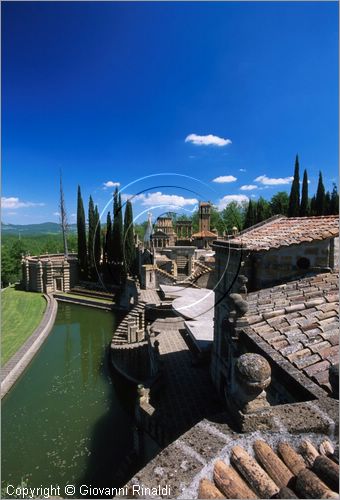 "LA SCARZUOLA E LA CITTA' BUZZIANA"
Montegabbione (TR)
A fianco del convento Francescano della Scarzuola, l'architetto Tommaso Buzzi nel 1956 progett ed edific la sua "Citt Ideale", concepita come una Grande Macchina  Teatrale piena di simbolismi ed allegorie.
veduta dal tetto del Teatro dell'Arnia
verso il Teatro Acquatico