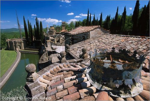 "LA SCARZUOLA E LA CITTA' BUZZIANA"
Montegabbione (TR)
A fianco del convento Francescano della Scarzuola, l'architetto Tommaso Buzzi nel 1956 progett ed edific la sua "Citt Ideale", concepita come una Grande Macchina  Teatrale piena di simbolismi ed allegorie.
veduta dal tetto del Teatro dell'Arnia
verso il Teatro Acquatico