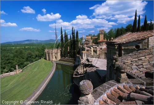 "LA SCARZUOLA E LA CITTA' BUZZIANA"
Montegabbione (TR)
A fianco del convento Francescano della Scarzuola, l'architetto Tommaso Buzzi nel 1956 progett ed edific la sua "Citt Ideale", concepita come una Grande Macchina  Teatrale piena di simbolismi ed allegorie.
veduta dal tetto del Teatro dell'Arnia
verso il Teatro Acquatico