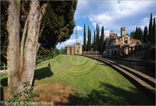 "LA SCARZUOLA E LA CITTA' BUZZIANA"
Montegabbione (TR)
A fianco del convento Francescano della Scarzuola, l'architetto Tommaso Buzzi nel 1956 progett ed edific la sua "Citt Ideale", concepita come una Grande Macchina  Teatrale piena di simbolismi ed allegorie.
il Teatro sull'Erba e a destra quello Acquatico