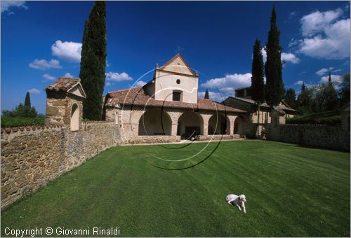 "LA SCARZUOLA E LA CITTA' BUZZIANA"
Montegabbione (TR)
A fianco del convento Francescano della Scarzuola, l'architetto Tommaso Buzzi nel 1956 progett ed edific la sua "Citt Ideale", concepita come una Grande Macchina  Teatrale piena di simbolismi ed allegorie.
la chiesa del convento