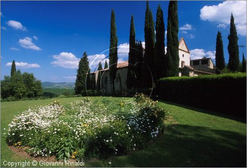 "LA SCARZUOLA E LA CITTA' BUZZIANA"
Montegabbione (TR)
A fianco del convento Francescano della Scarzuola, l'architetto Tommaso Buzzi nel 1956 progett ed edific la sua "Citt Ideale", concepita come una Grande Macchina  Teatrale piena di simbolismi ed allegorie.
il giardino della chiesa