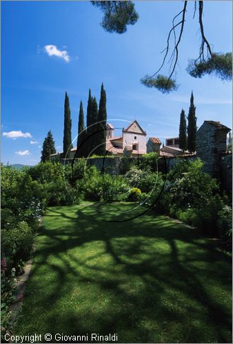 "LA SCARZUOLA E LA CITTA' BUZZIANA"
Montegabbione (TR)
A fianco del convento Francescano della Scarzuola, l'architetto Tommaso Buzzi nel 1956 progett ed edific la sua "Citt Ideale", concepita come una Grande Macchina  Teatrale piena di simbolismi ed allegorie.
il giardino segreto