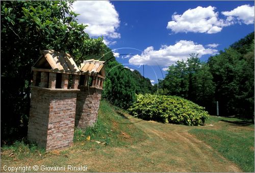 ITALY - CIVITELLA D'AGLIANO (VT) - Giardino delle sculture "La Serpara" di Paul Wiedmer & Jacqueline Dolder.
"Sottofuoco" (2001) di Reini Ruhlin