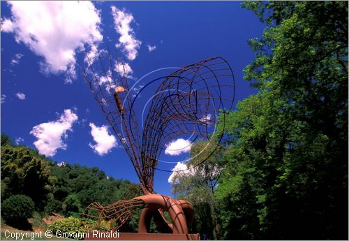 ITALY - CIVITELLA D'AGLIANO (VT) - Giardino delle sculture "La Serpara" di Paul Wiedmer & Jacqueline Dolder.
"Feuerskulptur" (1975) di Paul Wiedmer