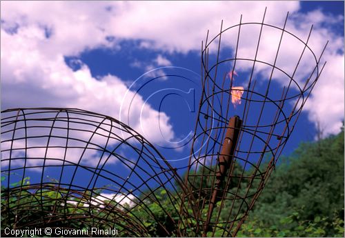 ITALY - CIVITELLA D'AGLIANO (VT) - Giardino delle sculture "La Serpara" di Paul Wiedmer & Jacqueline Dolder.
"Feuerskulptur" (1975) di Paul Wiedmer