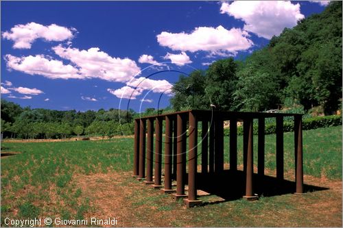 ITALY - CIVITELLA D'AGLIANO (VT) - Giardino delle sculture "La Serpara" di Paul Wiedmer & Jacqueline Dolder.
"Feuerpalast mit 21 Saulen" (1984) di Paul Wiedmer