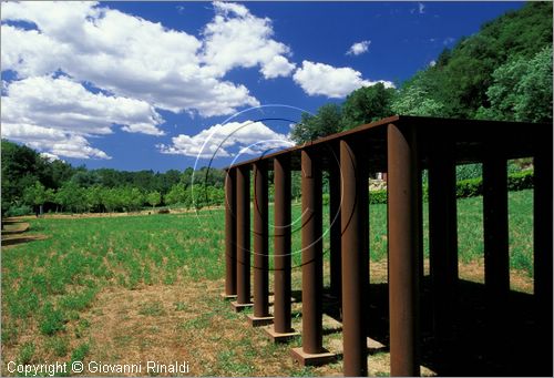 ITALY - CIVITELLA D'AGLIANO (VT) - Giardino delle sculture "La Serpara" di Paul Wiedmer & Jacqueline Dolder.
"Feuerpalast mit 21 Saulen" (1984) di Paul Wiedmer