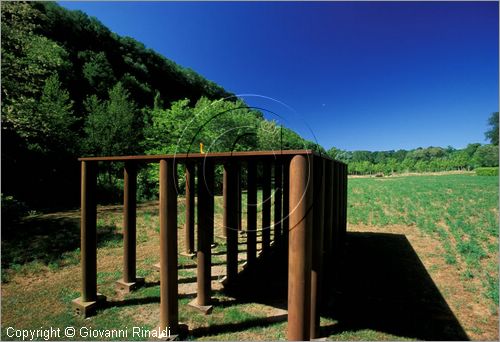 ITALY - CIVITELLA D'AGLIANO (VT) - Giardino delle sculture "La Serpara" di Paul Wiedmer & Jacqueline Dolder.
"Feuerpalast mit 21 Saulen" (1984) di Paul Wiedmer