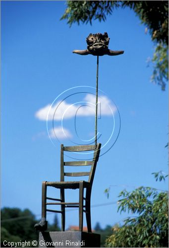 ITALY - CIVITELLA D'AGLIANO (VT) - Giardino delle sculture "La Serpara" di Paul Wiedmer & Jacqueline Dolder.
"Sede di Grano" (2001/1970) di Daniel Spoerri