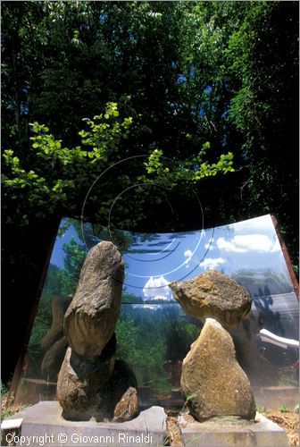 ITALY - CIVITELLA D'AGLIANO (VT) - Giardino delle sculture "La Serpara" di Paul Wiedmer & Jacqueline Dolder.
"Colloquio Antico" (1997) di Attilio Pierelli