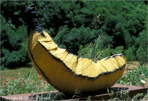 ITALY - CIVITELLA D'AGLIANO (VT) - Giardino delle sculture "La Serpara" di Paul Wiedmer & Jacqueline Dolder.
"Betonbanane" (2000) di Thomas Baumgartel