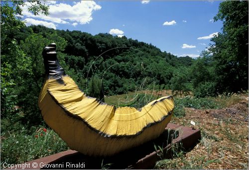 ITALY - CIVITELLA D'AGLIANO (VT) - Giardino delle sculture "La Serpara" di Paul Wiedmer & Jacqueline Dolder.
"Betonbanane" (2000) di Thomas Baumgartel