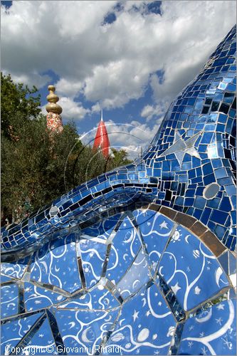 ITALY - Capalbio (GR) - località Garavicchio - Il Giardino dei Tarocchi - opera originale e fantastica ideata dall'artista francese Niki de Saint Phalle. L'opera rappresenta i 22 Arcani Maggiori dei Tarocchi realizzati con fantastiche sculture di cemento armato e poliestere, ricoperte con mosaico di ceramica , vetri e specchi