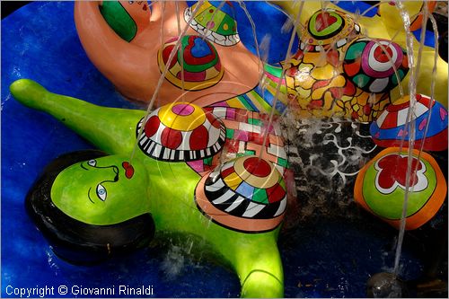 ITALY - Capalbio (GR) - localit Garavicchio - Il Giardino dei Tarocchi - opera originale e fantastica ideata dall'artista francese Niki de Saint Phalle. L'opera rappresenta i 22 Arcani Maggiori dei Tarocchi realizzati con fantastiche sculture di cemento armato e poliestere, ricoperte con mosaico di ceramica , vetri e specchi