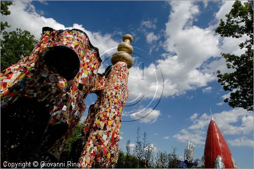 ITALY - Capalbio (GR) - localit Garavicchio - Il Giardino dei Tarocchi - opera originale e fantastica ideata dall'artista francese Niki de Saint Phalle. L'opera rappresenta i 22 Arcani Maggiori dei Tarocchi realizzati con fantastiche sculture di cemento armato e poliestere, ricoperte con mosaico di ceramica , vetri e specchi