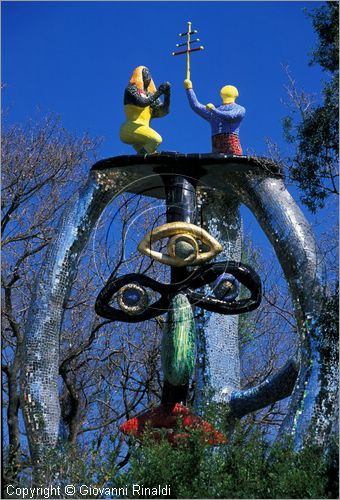 ITALY - CAPALBIO - localit Garavicchio presso Pescia Fiorentina (GR) - "Il Giardino dei Tarocchi" opera originale e fantastica ideata dall'artista francese Niki de Saint Phalle. L'opera rappresenta i 22 Arcani Maggiori dei Tarocchi realizzati con fantastiche sculture di cemento armato e poliestere, ricoperte con mosaico di ceramica , vetri e specchi