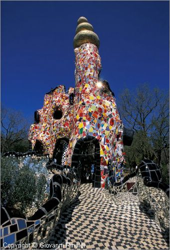 ITALY - CAPALBIO - localit Garavicchio presso Pescia Fiorentina (GR) - "Il Giardino dei Tarocchi" opera originale e fantastica ideata dall'artista francese Niki de Saint Phalle. L'opera rappresenta i 22 Arcani Maggiori dei Tarocchi realizzati con fantastiche sculture di cemento armato e poliestere, ricoperte con mosaico di ceramica , vetri e specchi