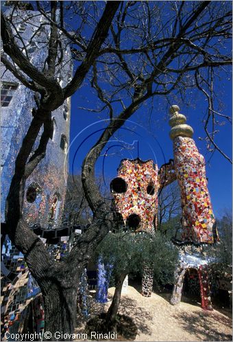 ITALY - CAPALBIO - localit Garavicchio presso Pescia Fiorentina (GR) - "Il Giardino dei Tarocchi" opera originale e fantastica ideata dall'artista francese Niki de Saint Phalle. L'opera rappresenta i 22 Arcani Maggiori dei Tarocchi realizzati con fantastiche sculture di cemento armato e poliestere, ricoperte con mosaico di ceramica , vetri e specchi