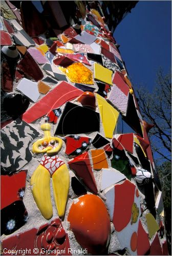 ITALY - CAPALBIO - localit Garavicchio presso Pescia Fiorentina (GR) - "Il Giardino dei Tarocchi" opera originale e fantastica ideata dall'artista francese Niki de Saint Phalle. L'opera rappresenta i 22 Arcani Maggiori dei Tarocchi realizzati con fantastiche sculture di cemento armato e poliestere, ricoperte con mosaico di ceramica , vetri e specchi