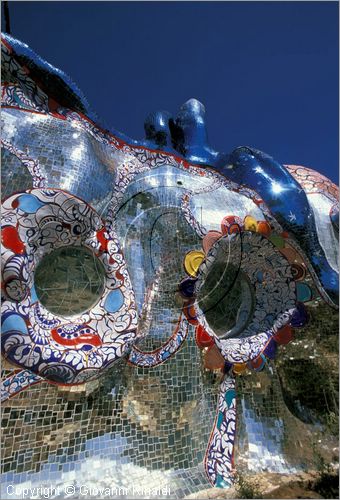 ITALY - CAPALBIO - localit Garavicchio presso Pescia Fiorentina (GR) - "Il Giardino dei Tarocchi" opera originale e fantastica ideata dall'artista francese Niki de Saint Phalle. L'opera rappresenta i 22 Arcani Maggiori dei Tarocchi realizzati con fantastiche sculture di cemento armato e poliestere, ricoperte con mosaico di ceramica , vetri e specchi