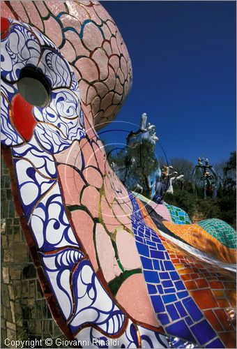 ITALY - CAPALBIO - localit Garavicchio presso Pescia Fiorentina (GR) - "Il Giardino dei Tarocchi" opera originale e fantastica ideata dall'artista francese Niki de Saint Phalle. L'opera rappresenta i 22 Arcani Maggiori dei Tarocchi realizzati con fantastiche sculture di cemento armato e poliestere, ricoperte con mosaico di ceramica , vetri e specchi