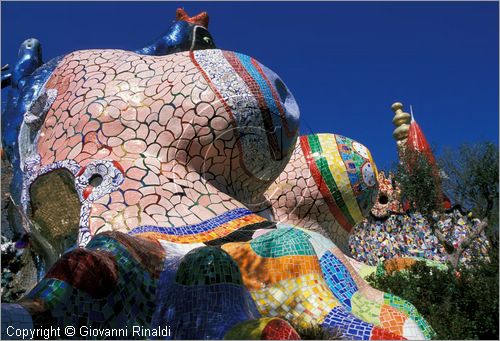 ITALY - CAPALBIO - localit Garavicchio presso Pescia Fiorentina (GR) - "Il Giardino dei Tarocchi" opera originale e fantastica ideata dall'artista francese Niki de Saint Phalle. L'opera rappresenta i 22 Arcani Maggiori dei Tarocchi realizzati con fantastiche sculture di cemento armato e poliestere, ricoperte con mosaico di ceramica , vetri e specchi