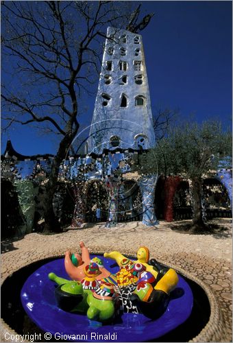 ITALY - CAPALBIO - localit Garavicchio presso Pescia Fiorentina (GR) - "Il Giardino dei Tarocchi" opera originale e fantastica ideata dall'artista francese Niki de Saint Phalle. L'opera rappresenta i 22 Arcani Maggiori dei Tarocchi realizzati con fantastiche sculture di cemento armato e poliestere, ricoperte con mosaico di ceramica , vetri e specchi