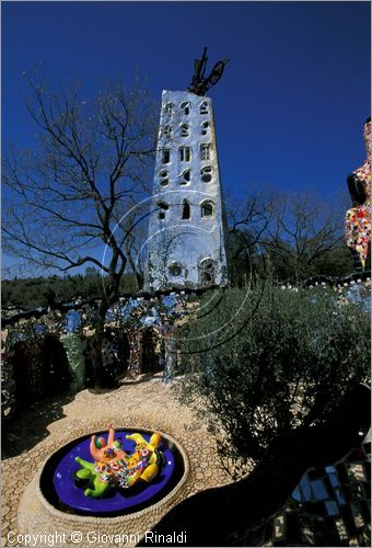 ITALY - CAPALBIO - localit Garavicchio presso Pescia Fiorentina (GR) - "Il Giardino dei Tarocchi" opera originale e fantastica ideata dall'artista francese Niki de Saint Phalle. L'opera rappresenta i 22 Arcani Maggiori dei Tarocchi realizzati con fantastiche sculture di cemento armato e poliestere, ricoperte con mosaico di ceramica , vetri e specchi