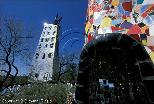 ITALY - CAPALBIO - località Garavicchio presso Pescia Fiorentina (GR) - "Il Giardino dei Tarocchi" opera originale e fantastica ideata dall'artista francese Niki de Saint Phalle. L'opera rappresenta i 22 Arcani Maggiori dei Tarocchi realizzati con fantastiche sculture di cemento armato e poliestere, ricoperte con mosaico di ceramica , vetri e specchi
