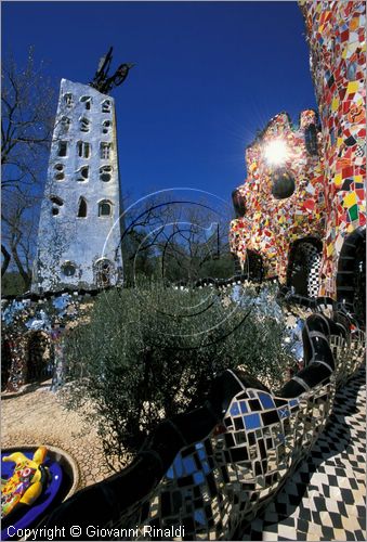 ITALY - CAPALBIO - località Garavicchio presso Pescia Fiorentina (GR) - "Il Giardino dei Tarocchi" opera originale e fantastica ideata dall'artista francese Niki de Saint Phalle. L'opera rappresenta i 22 Arcani Maggiori dei Tarocchi realizzati con fantastiche sculture di cemento armato e poliestere, ricoperte con mosaico di ceramica , vetri e specchi