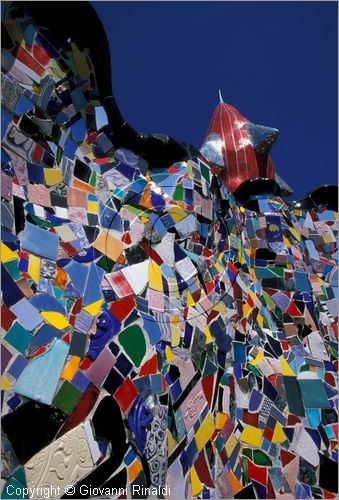 ITALY - CAPALBIO - località Garavicchio presso Pescia Fiorentina (GR) - "Il Giardino dei Tarocchi" opera originale e fantastica ideata dall'artista francese Niki de Saint Phalle. L'opera rappresenta i 22 Arcani Maggiori dei Tarocchi realizzati con fantastiche sculture di cemento armato e poliestere, ricoperte con mosaico di ceramica , vetri e specchi
