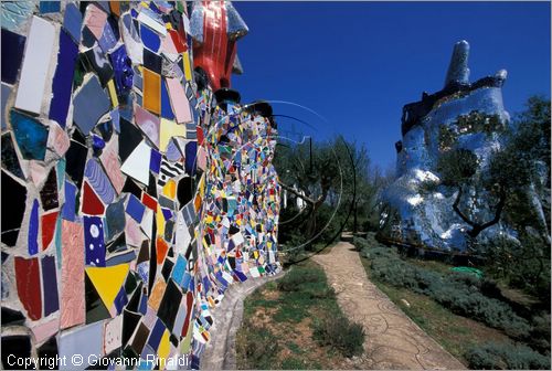 ITALY - CAPALBIO - località Garavicchio presso Pescia Fiorentina (GR) - "Il Giardino dei Tarocchi" opera originale e fantastica ideata dall'artista francese Niki de Saint Phalle. L'opera rappresenta i 22 Arcani Maggiori dei Tarocchi realizzati con fantastiche sculture di cemento armato e poliestere, ricoperte con mosaico di ceramica , vetri e specchi