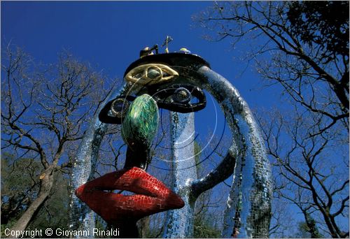 ITALY - CAPALBIO - localit Garavicchio presso Pescia Fiorentina (GR) - "Il Giardino dei Tarocchi" opera originale e fantastica ideata dall'artista francese Niki de Saint Phalle. L'opera rappresenta i 22 Arcani Maggiori dei Tarocchi realizzati con fantastiche sculture di cemento armato e poliestere, ricoperte con mosaico di ceramica , vetri e specchi