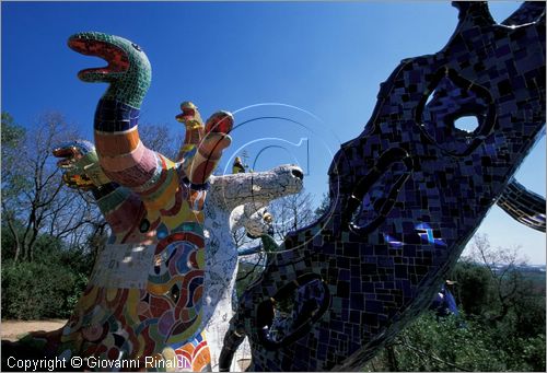 ITALY - CAPALBIO - localit Garavicchio presso Pescia Fiorentina (GR) - "Il Giardino dei Tarocchi" opera originale e fantastica ideata dall'artista francese Niki de Saint Phalle. L'opera rappresenta i 22 Arcani Maggiori dei Tarocchi realizzati con fantastiche sculture di cemento armato e poliestere, ricoperte con mosaico di ceramica , vetri e specchi