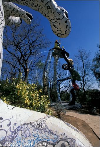 ITALY - CAPALBIO - localit Garavicchio presso Pescia Fiorentina (GR) - "Il Giardino dei Tarocchi" opera originale e fantastica ideata dall'artista francese Niki de Saint Phalle. L'opera rappresenta i 22 Arcani Maggiori dei Tarocchi realizzati con fantastiche sculture di cemento armato e poliestere, ricoperte con mosaico di ceramica , vetri e specchi