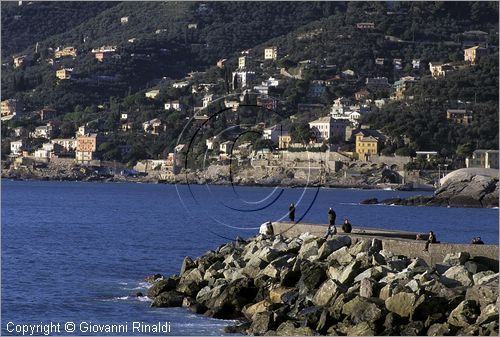 ITALY - LIGURIA - CAMOGLI (GE) - il molo frangiflutti del porticciolo